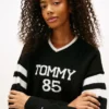 Pulover Tommy Jeans 85 Varsity cu guler în V Pulover Tommy Jeans 85 Varsity cu guler în V