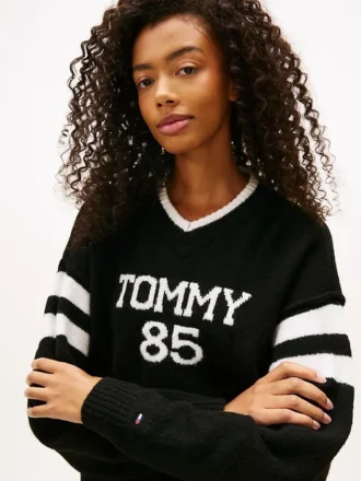 Pulover Tommy Jeans 85 Varsity cu guler în V Pulover Tommy Jeans 85 Varsity cu guler în V