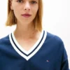Pulover Tommy Jeans cu croială lejeră și guler în V Pulover Tommy Jeans cu croială lejeră și guler în V