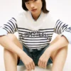 Pulover Tommy Jeans cu dungi și logo Varsity