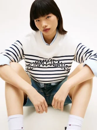 Pulover Tommy Jeans cu dungi și logo Varsity