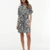 Rochie-cămașă din amestec de in cu imprimeu tropical