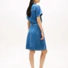 Rochie-cămașă din denim cu spălare medie și curele Rochie-cămașă din denim cu spălare medie și curele