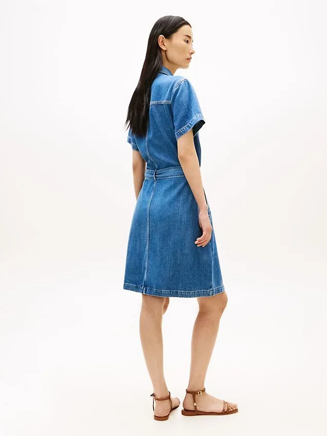Rochie-cămașă din denim cu spălare medie și curele Rochie-cămașă din denim cu spălare medie și curele