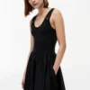 Rochie fără mâneci cu nasturi aurii