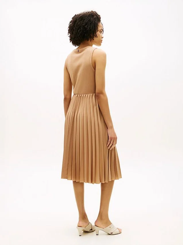 Rochie fără mâneci plisată din materiale mixte Rochie fără mâneci plisată din materiale mixte