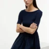 Rochie midi cu mâneci scurte din materiale mixte Rochie midi cu mâneci scurte din materiale mixte