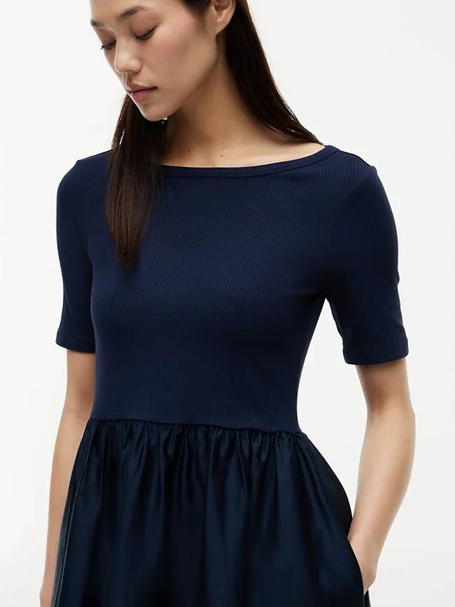 Rochie midi cu mâneci scurte din materiale mixte Rochie midi cu mâneci scurte din materiale mixte