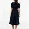 Rochie midi cu mâneci scurte din materiale mixte Rochie midi cu mâneci scurte din materiale mixte
