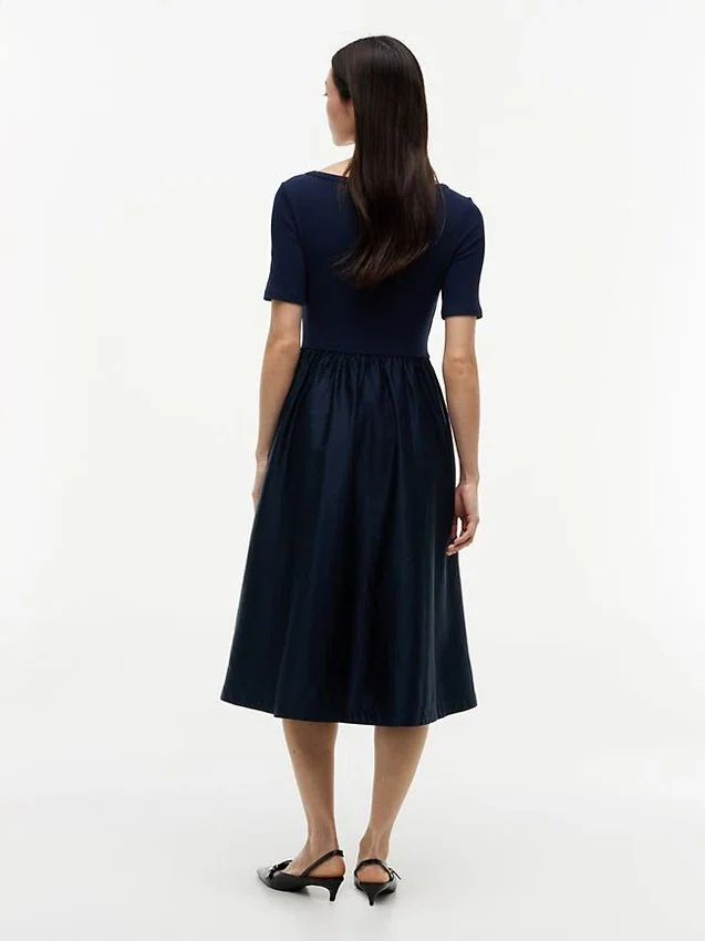 Rochie midi cu mâneci scurte din materiale mixte Rochie midi cu mâneci scurte din materiale mixte