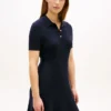 Rochie mini polo din tricot cu nervuri și nasturi aurii Rochie mini polo din tricot cu nervuri și nasturi aurii