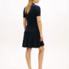 Rochie mini polo din tricot cu nervuri și nasturi aurii Rochie mini polo din tricot cu nervuri și nasturi aurii