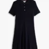 Rochie mini polo din tricot cu nervuri și nasturi aurii Rochie mini polo din tricot cu nervuri și nasturi aurii