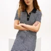 Rochie polo din bumbac interlock cu dungi și nasturi aurii Rochie polo din bumbac interlock cu dungi și nasturi aurii
