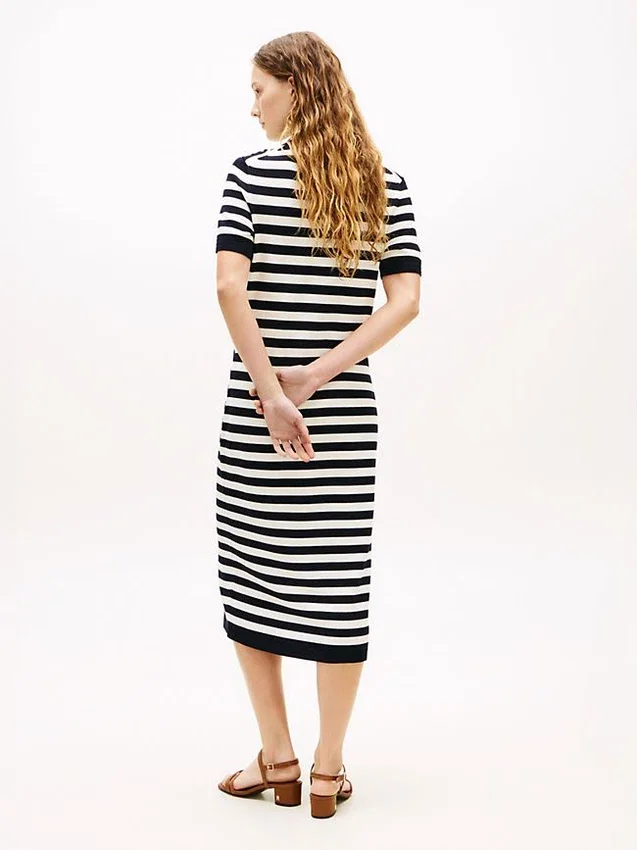 Rochie-pulover ușoară cu dungi Rochie-pulover ușoară cu dungi