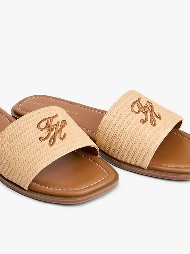 Sandale cu monogramă brodată Sandale cu monogramă brodată