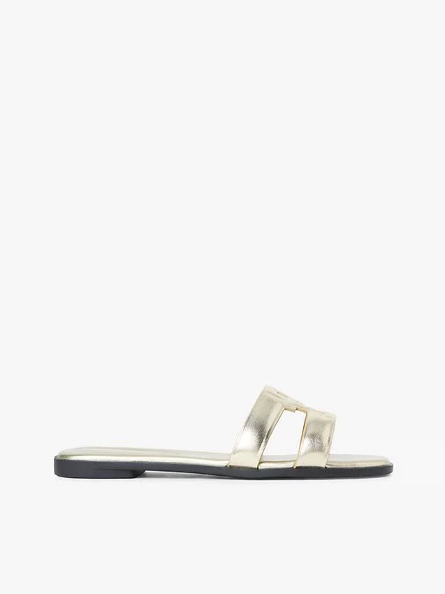 Sandale din piele metalizată cu curea cu monogramă Sandale din piele metalizată cu curea cu monogramă