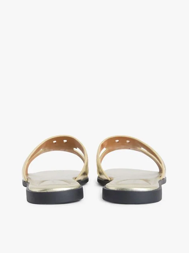 Sandale din piele metalizată cu curea cu monogramă Sandale din piele metalizată cu curea cu monogramă