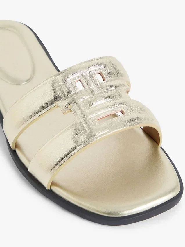 Sandale din piele metalizată cu curea cu monogramă Sandale din piele metalizată cu curea cu monogramă