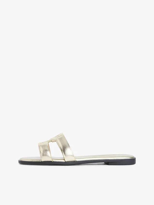 Sandale din piele metalizată cu curea cu monogramă Sandale din piele metalizată cu curea cu monogramă