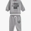 Set de hanorac și pantaloni cu logo pentru bebeluși Set de hanorac și pantaloni cu logo pentru bebeluși