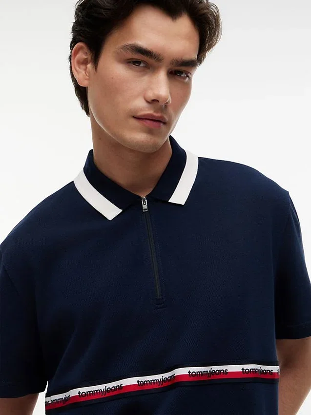 Tommy Jeans Polo relaxat cu fermoar pe un sfert Tommy Jeans Polo relaxat cu fermoar pe un sfert