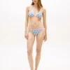 Top de bikini cu monogramă script pe toată suprafața Top de bikini cu monogramă script pe toată suprafața