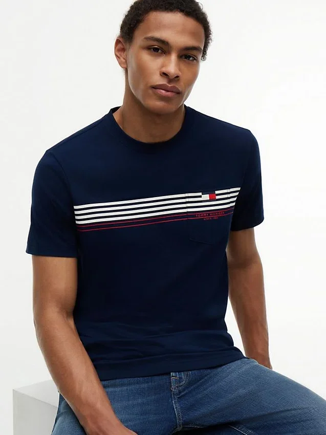 Tricou cu buzunar cu dungi pe piept Tricou cu buzunar cu dungi pe piept