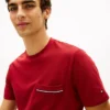 Tricou cu buzunar și dungi caracteristice Tricou cu buzunar și dungi caracteristice