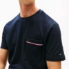 Tricou cu buzunar și dungi caracteristice Tricou cu buzunar și dungi caracteristice