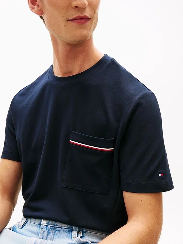 Tricou cu buzunar și dungi caracteristice Tricou cu buzunar și dungi caracteristice