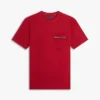 Tricou cu buzunar și dungi caracteristice Tricou cu buzunar și dungi caracteristice