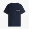 Tricou cu buzunar și dungi caracteristice Tricou cu buzunar și dungi caracteristice