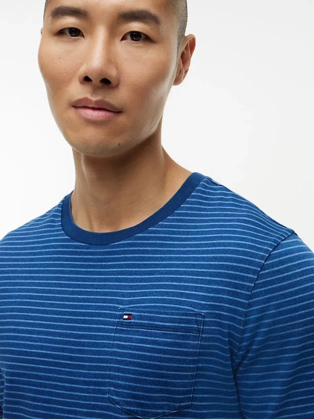 Tricou cu buzunar și dungi vopsit în indigo Tricou cu buzunar și dungi vopsit în indigo