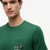 Tricou cu buzunar și logo floral Tricou cu buzunar și logo floral