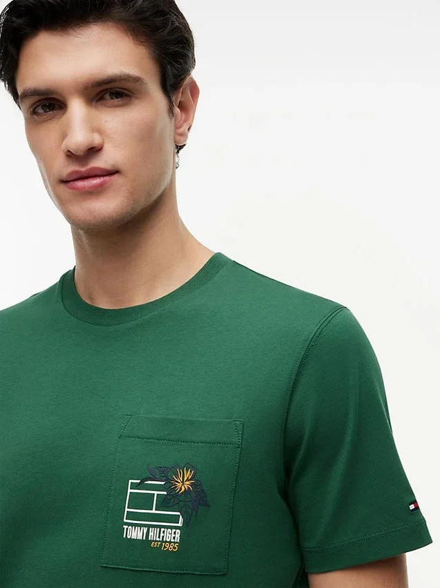 Tricou cu buzunar și logo floral Tricou cu buzunar și logo floral