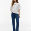 Tricou cu croială lejeră și inscripție brodată Tricou cu croială lejeră și inscripție brodată