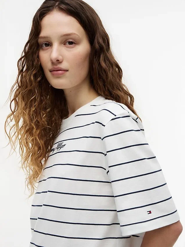 Tricou cu croială lejeră și inscripție brodată Tricou cu croială lejeră și inscripție brodată