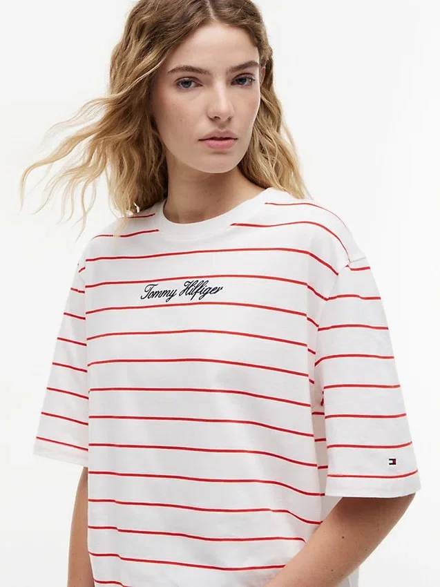 Tricou cu croială lejeră și inscripție brodată Tricou cu croială lejeră și inscripție brodată