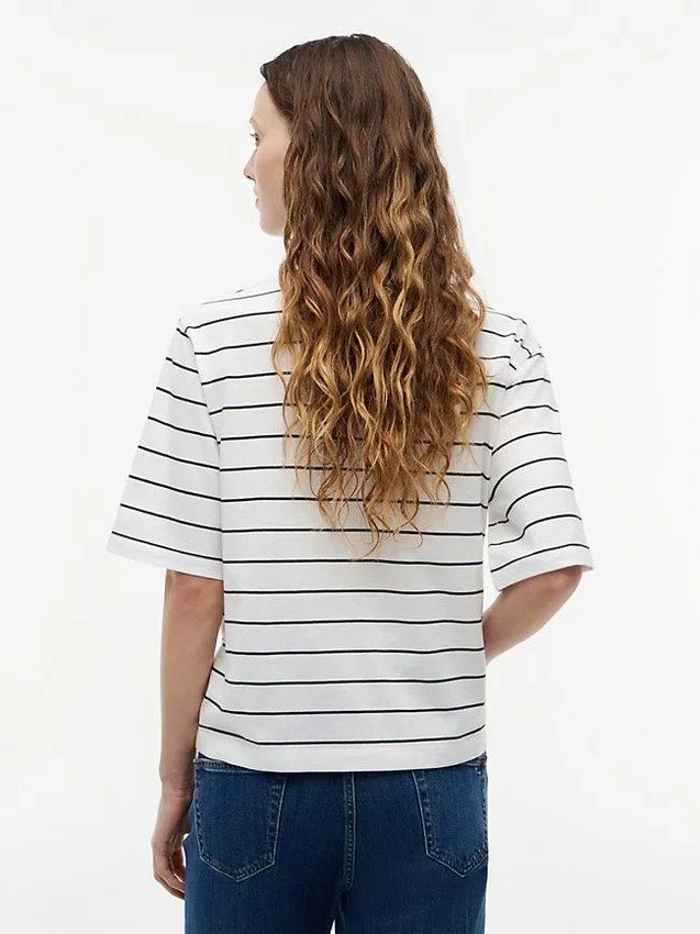 Tricou cu croială lejeră și inscripție brodată Tricou cu croială lejeră și inscripție brodată