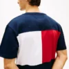 Tricou cu croială relaxată și logo cu steag pe spate Tricou cu croială relaxată și logo cu steag pe spate