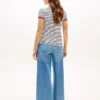 Tricou cu dungi și monogramă brodată Tricou cu dungi și monogramă brodată