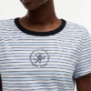 Tricou cu dungi și monogramă în stil nautic Tricou cu dungi și monogramă în stil nautic