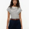 Tricou cu guler în formă de barcă și nasturi aurii, în stil nautic Tricou cu guler în formă de barcă și nasturi aurii, în stil nautic