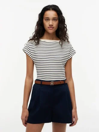 Tricou cu guler în formă de barcă și nasturi aurii, în stil nautic