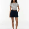 Tricou cu guler în formă de barcă și nasturi aurii, în stil nautic Tricou cu guler în formă de barcă și nasturi aurii, în stil nautic