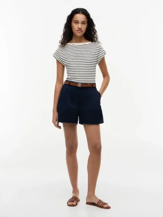 Tricou cu guler în formă de barcă și nasturi aurii, în stil nautic