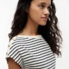 Tricou cu guler în formă de barcă și nasturi aurii, în stil nautic Tricou cu guler în formă de barcă și nasturi aurii, în stil nautic