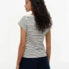 Tricou cu guler în formă de barcă și nasturi aurii, în stil nautic Tricou cu guler în formă de barcă și nasturi aurii, în stil nautic
