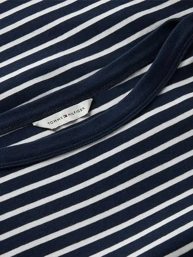 Tricou cu guler în formă de barcă și nasturi aurii, în stil nautic Tricou cu guler în formă de barcă și nasturi aurii, în stil nautic